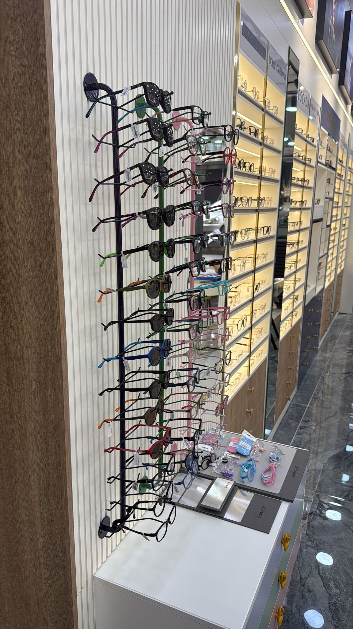 Soporte mural para 13 pares de gafas - Frame Rise