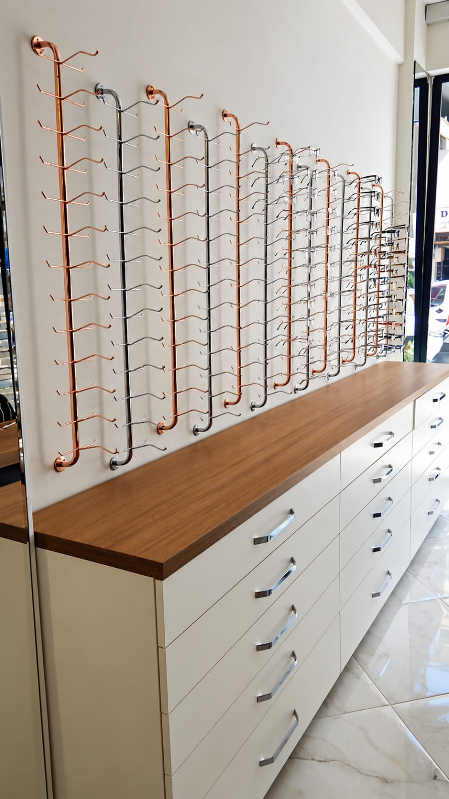 13-Pair Wall Mounted Eyeglass Stand - Frame Rise