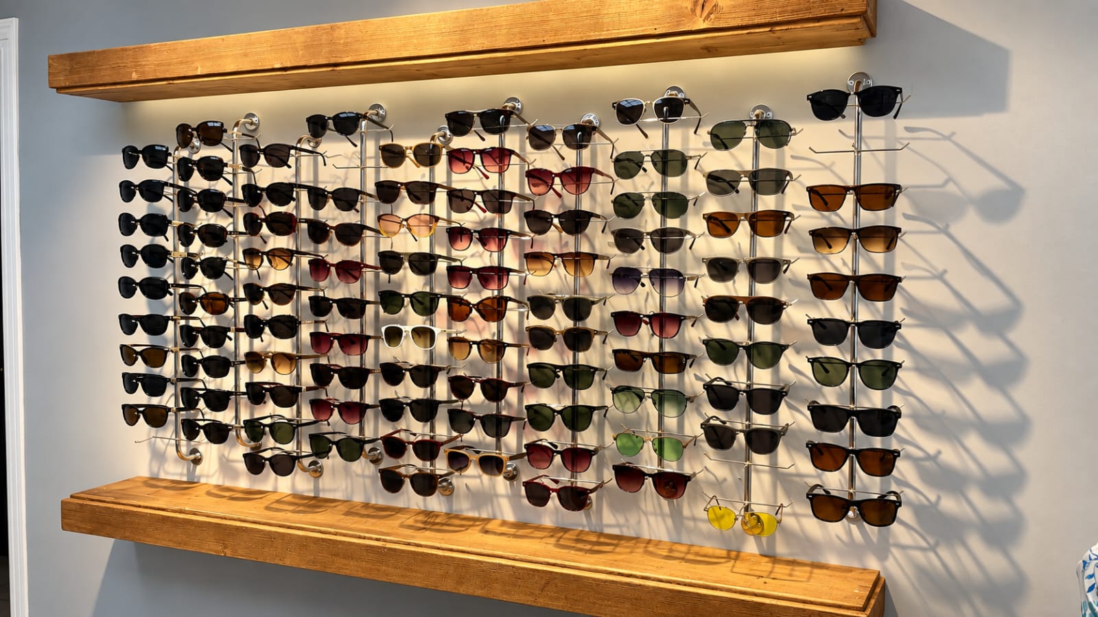 14-Pair Wall Mounted Eyeglass Stand - Frame Rise